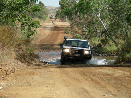 Gibb River Road-klein riviertje oversteken