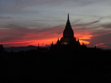 Het prachtige Bagan bij zonsondergang