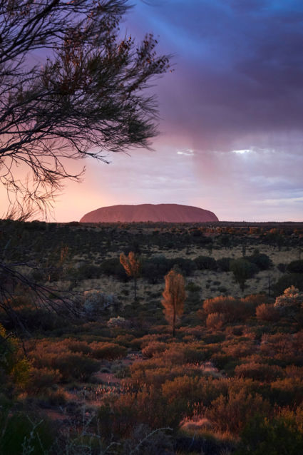 Uluru - zelfs een bewolkte en regenachtige zonsopgang is mooi
