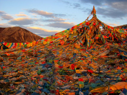 Gebedsvlaggetjes op berg in Kham, China's oost Tibet.