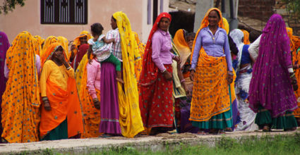 parade van kleurrijke vrouwen in India