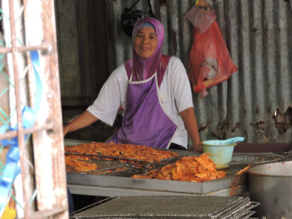 Vrouw aan het werk bij de havens van Pankor