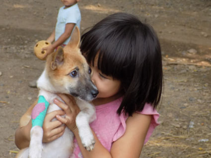 Thais meisje is gek op puppy Lila