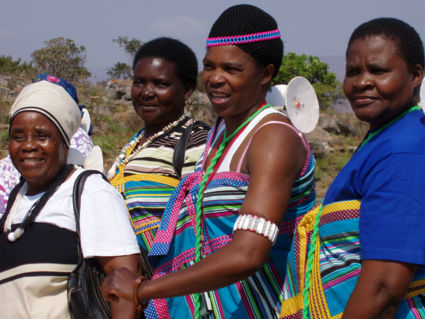Deze foto van dames in traditionele kleding genomen bij Luke's potholes Zuid Afrika.