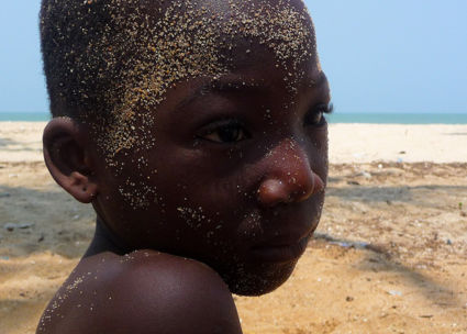 Meisje en het strandzand