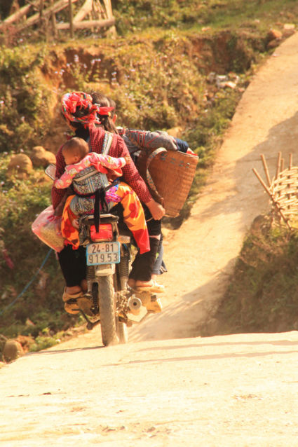 Familie op scooter in Sapa