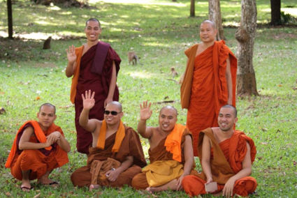 Actief zwaaiende monniken in botanische tuin