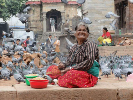 De duivenvrouw bij Durbar square