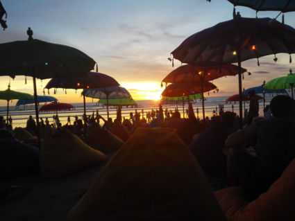 zonsondergang aan het strand bij seminyak