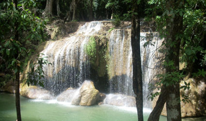 Eén van de 7 prachtige Erawan watervallen in Thailand
