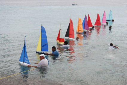 spelende mannen in het water op Bonaire