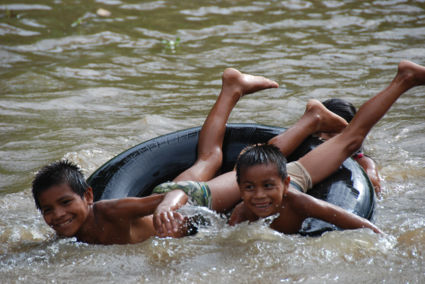 spelende kids in het water in Equador