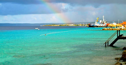 De azuurblauwe zee van Bonaire