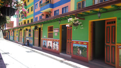 Zomaar een straat in kleurrijk Guatapé