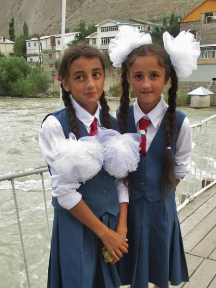 Traditioneel schooluniform in Centraal-Azië (inclusief de pompoms!)