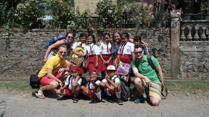 een leuk schoolklasje dat heel graag met ons op de foto wilde