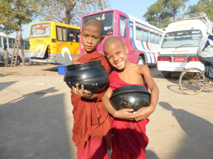 jonge monniken met rijstnap bij busstation in Monywa