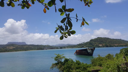 Uitzicht over de baai en plateau El Yunque bij Baracoa, Cuba