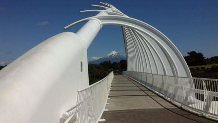 REWA REWA BRIDGE  en MOUNT TARANAKI  bij NEW PLYMOUTH  NEW ZEALAND