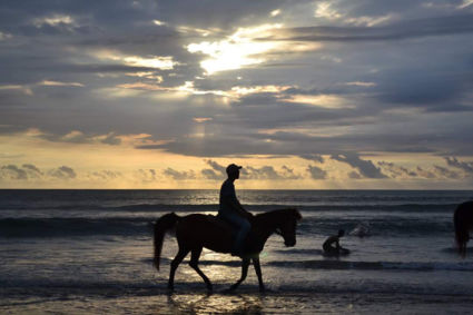 Legian Beach met zonsondergang