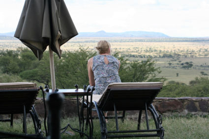 Kijkend over de Serengeti.