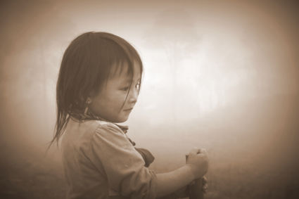 vietnamees meisje in de mist op de uitkijk over de rijstvelden in het prachtige Sapa