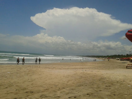 Strand met aparte wolken