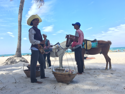 Strandverkopers op het strand van Huahin