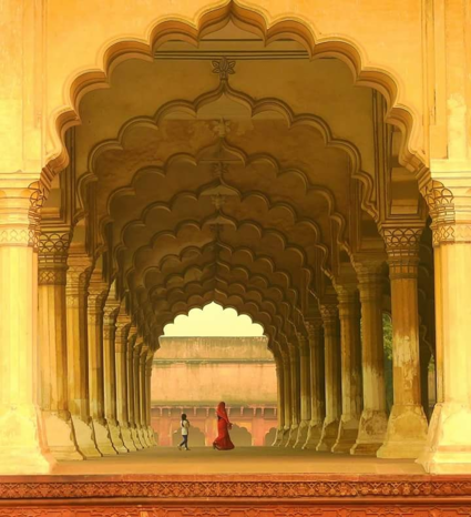 Met lichte tred door Agra fort.