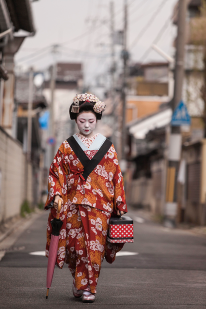 Maiko Fukuhana-san loopt terug naar haar geishahuis Shigemori, Kyoto - Japan
