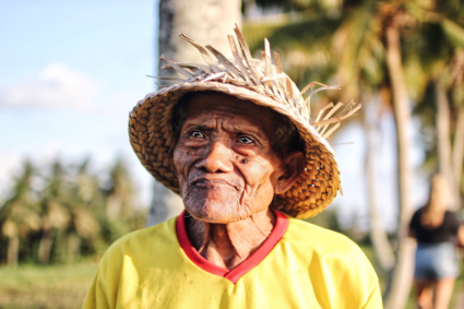 Oude hardwerkende man bij de rijstvelden in Indonesië