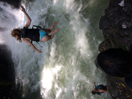 Stoere dochter jumping