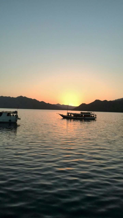 Zonsondergang vanaf de boot bij Komodo