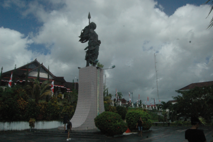 stanbeeld van de vrijheidstrijdster Martha Christina in Ambon.