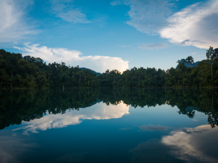 Lucht weerspiegeling Khoa Sok national park
