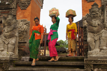 Mooie dames bij de tempel