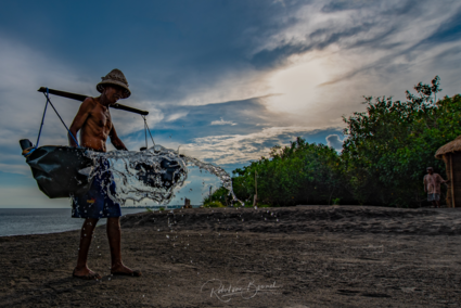 Traditionele zout maker op Kusamba strand Bali