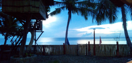 Ergens in Palawan op een heerlijk strand met een borrel erbij