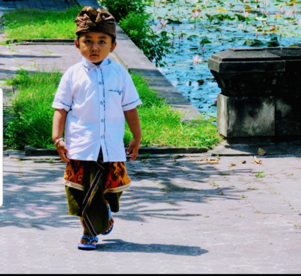 Peuter op weg naar ceremonie