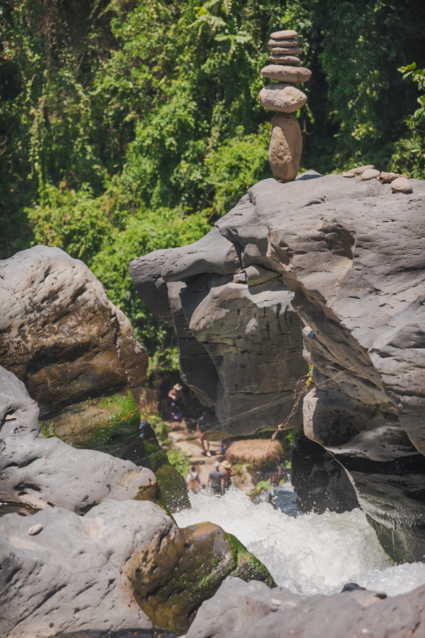 Een doorkijkje bij de Tegenungang watervallen op bali